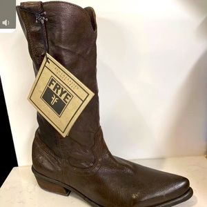 NWT Frye cowboy boots